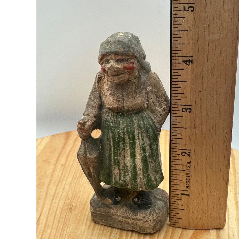 Vintage 1940s Syroco Peasant Woman Figurine - Primitive Folk Art Style